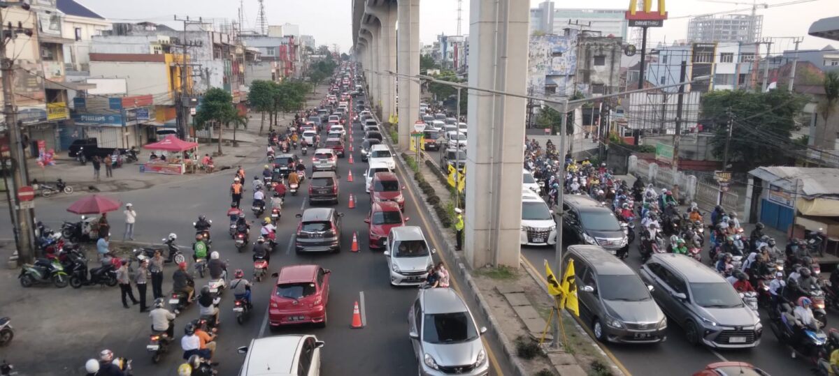 Arus lalu lintas di Jalan Kolonel H Burlian Palembang mengalami kemacetan semakin parah pasca diterapkannya ujicoba contraflow pada Senin 22/07/2024. Gambar diambil dari Jembatan Penyeberangan Pasar Km 5 Palembang.