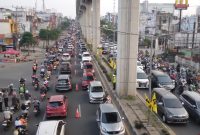 Arus lalu lintas di Jalan Kolonel H Burlian Palembang mengalami kemacetan semakin parah pasca diterapkannya ujicoba contraflow pada Senin 22/07/2024. Gambar diambil dari Jembatan Penyeberangan Pasar Km 5 Palembang.