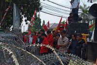 Foto: ratusan massa aksi yang tergabung dalam Himpunan Mahasiswa Islam (HMI) Cabang Pandeglang menggelar aksi demonstrasi di Kantor KPU, DPRD Kabupaten Pandeglang, serta di Tugu Jam Alun-Alun Pandeglang pada Senin, (26/8/ 2024).