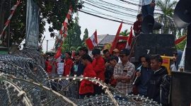 Foto: ratusan massa aksi yang tergabung dalam Himpunan Mahasiswa Islam (HMI) Cabang Pandeglang menggelar aksi demonstrasi di Kantor KPU, DPRD Kabupaten Pandeglang, serta di Tugu Jam Alun-Alun Pandeglang pada Senin, (26/8/ 2024).