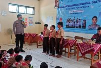 Foto: Bhabinkamtibmas Polsek Pengadegan, Bripka Wisnu Wardhana memberikan materi sosialisasi tentang pencegahan perundungan kepada siswa di SD Negeri 3 Pengadegan, Kecamatan Pengadegan, Kabupaten Purbalingga, Sabtu (10/8/2024).