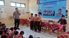 Foto: Bhabinkamtibmas Polsek Pengadegan, Bripka Wisnu Wardhana memberikan materi sosialisasi tentang pencegahan perundungan kepada siswa di SD Negeri 3 Pengadegan, Kecamatan Pengadegan, Kabupaten Purbalingga, Sabtu (10/8/2024).
