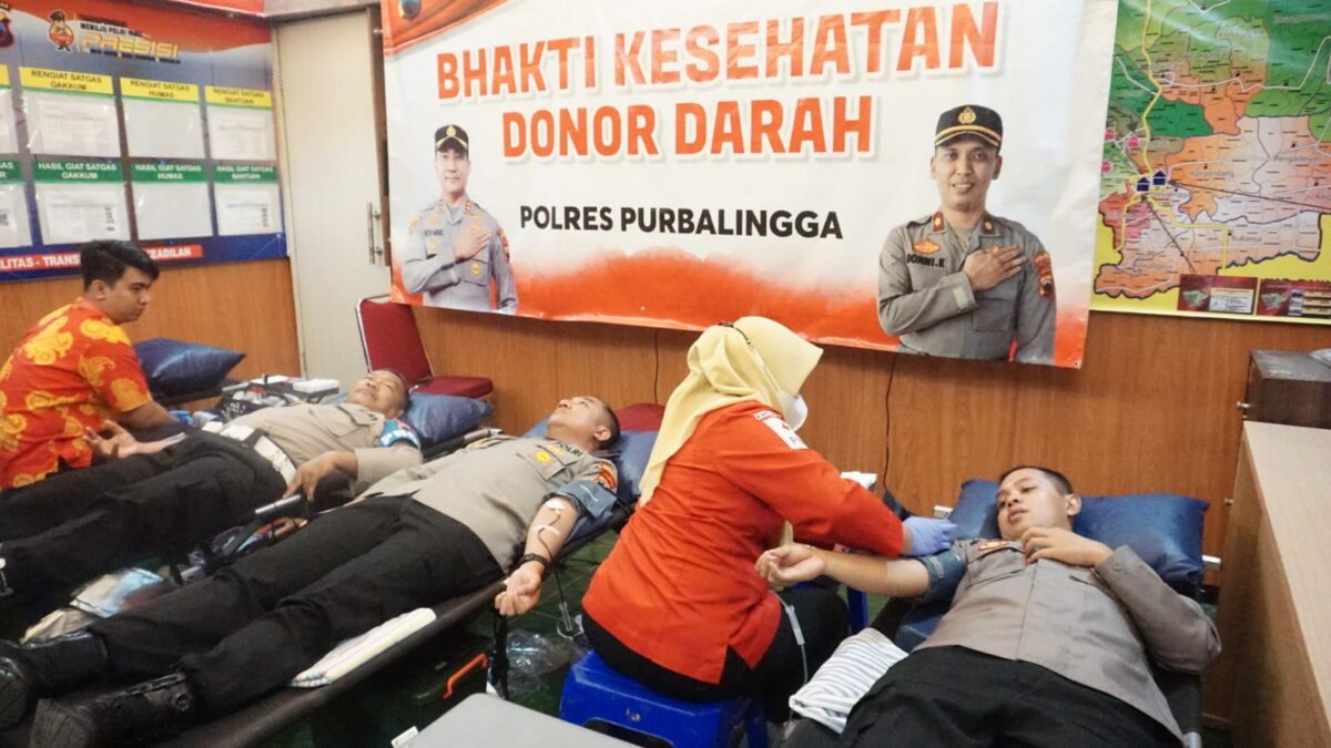 Foto: Polres Purbalingga menggelar bakti kesehatan berupa donor darah. Kegiatan digelar di ruang posko Mapolres Purbalingga, Rabu (7/8/2024)