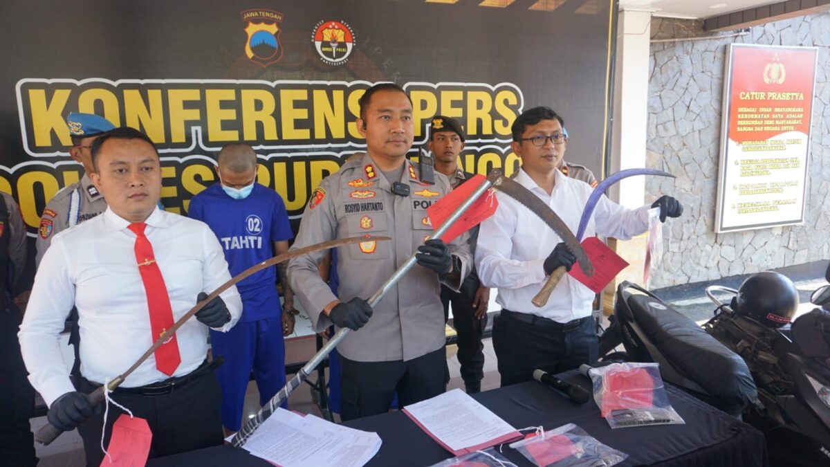 Foto: Polres Purbalingga menetapkan empat tersangka kasus tawuran menggunakan senjata tajam yang terjadi di Jalan MT Haryono Purbalingga, Minggu (11/8/2024) dini hari.