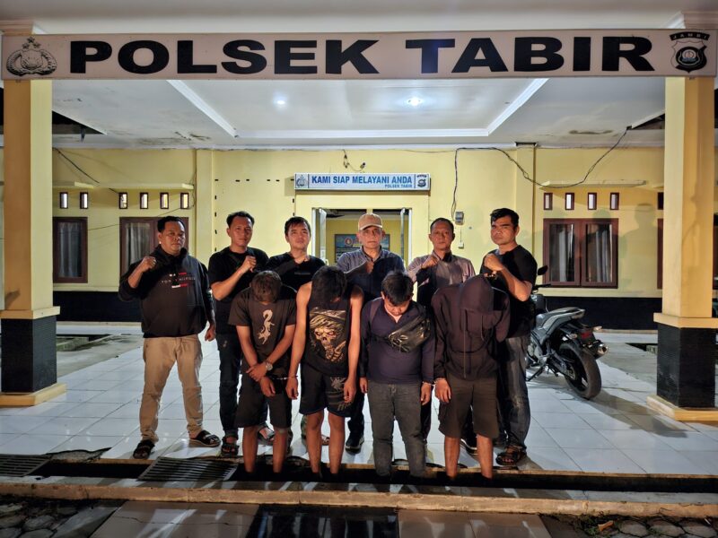 Foto: Empat pelaku saat diamankan satreskrim polsek Tabir