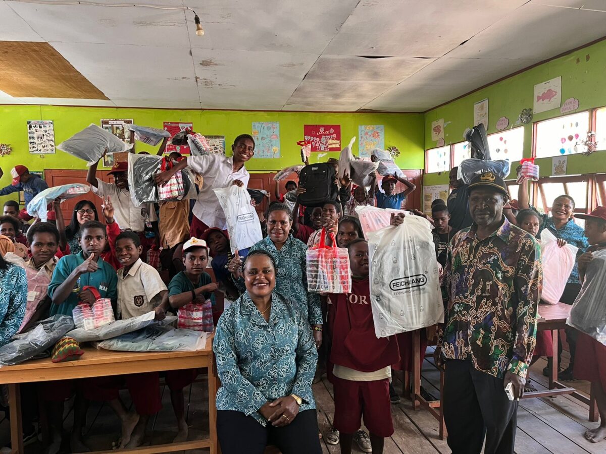 Terlihat ketua TP PKK Kabupaten Intan Jaya, Ny.Ancela Sondegau (tengah) foto bersama Kepala sekolah dan anak sekolah SD YPPK Bilogai usai menerima bantuan alat tulis dan pelengkapan mandi.(foto/ist)
