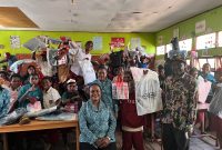 Terlihat ketua TP PKK Kabupaten Intan Jaya, Ny.Ancela Sondegau (tengah) foto bersama Kepala sekolah dan anak sekolah SD YPPK Bilogai usai menerima bantuan alat tulis dan pelengkapan mandi.(foto/ist)