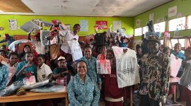 Terlihat ketua TP PKK Kabupaten Intan Jaya, Ny.Ancela Sondegau (tengah) foto bersama Kepala sekolah dan anak sekolah SD YPPK Bilogai usai menerima bantuan alat tulis dan pelengkapan mandi.(foto/ist)