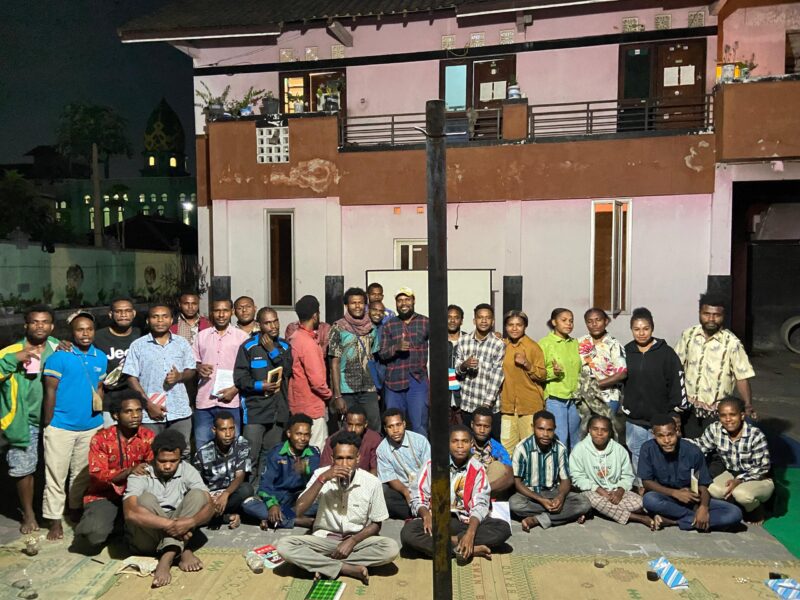 (Dok/Pribadi S-U)
Usai diskusi di halaman Asdo foto bareng
