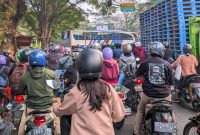 FOTO : Kemacetan 60 Menit di Moch Toha, Bus Bermasalah Sebabkan Lalu Lintas Kacau (Arin/SUARA UTAMA)