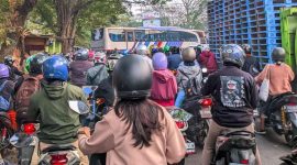 FOTO : Kemacetan 60 Menit di Moch Toha, Bus Bermasalah Sebabkan Lalu Lintas Kacau (Arin/SUARA UTAMA)