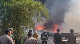 FOTO : Kebakaran Hebat Hanguskan Dua Gudang dan Satu Rumah di Majalaya, Tidak Ada Korban Jiwa (Angga Mubarok/SUARA UTAMA)