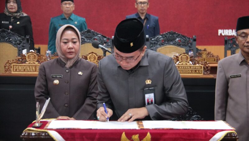 Foto: Rapat Paripurna dengan agenda Penandatanganan Berita Acara Persetujuan Bersama Antara Pemerintah Daerah Dan DPRD  Kabupaten Purbalingga Terhadap Rancangan Peraturan Daerah Tentang Perubahan APBD Tahun Anggaran 2024 Dan 3 Rancangan Peraturan Daerah Lainnya.