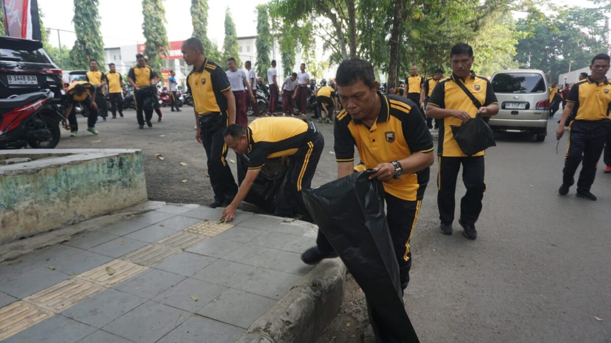 Foto: Polres Purbalingga menggelar kegiatan olahraga bersama. Kegiatan diisi dengan membersihkan sampah di lingkungan GOR Goentoer Darjono PurbaIingga, Jumat (9/8/2024) pagi.