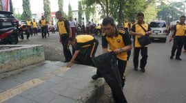 Foto: Polres Purbalingga menggelar kegiatan olahraga bersama. Kegiatan diisi dengan membersihkan sampah di lingkungan GOR Goentoer Darjono PurbaIingga, Jumat (9/8/2024) pagi.