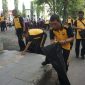 Foto: Polres Purbalingga menggelar kegiatan olahraga bersama. Kegiatan diisi dengan membersihkan sampah di lingkungan GOR Goentoer Darjono PurbaIingga, Jumat (9/8/2024) pagi.