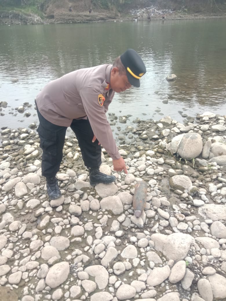 Foto: Penemuan mortir oleh seorang pencari batu di aliran Sungai Klawing wilayah Dusun Keponggok, Kelurahan Wirasana, Kecamatan Purbalingga, Kabupaten Purbalingga, Kamis (15/8/2024) siang.