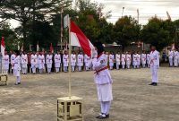 Foto: Camat Padamara Bapak Tri Wibowo, SE mengukuhkan 80 Anggota Paskibra Kecamatan Padamara yang keseluruhan anggotanya adalah siswa -siswi kelas X dan XI SMA Negeri 1 Padamara Purbalingga Jawa Tengah, Kamis (15/8/2024)