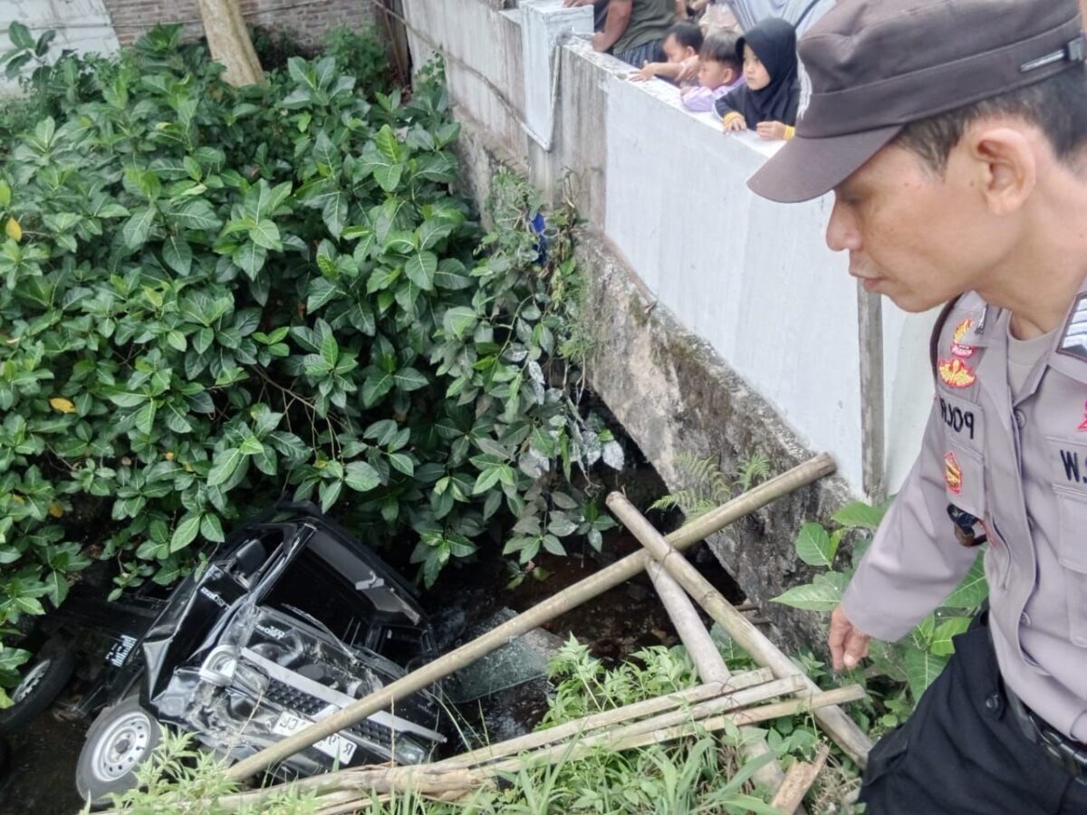 Foto: Kecelakaan Lalu Lintas Tunggal: Pikap Masuk Saluran Irigasi di Kutasari Purbalingga