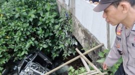 Foto: Kecelakaan Lalu Lintas Tunggal: Pikap Masuk Saluran Irigasi di Kutasari Purbalingga