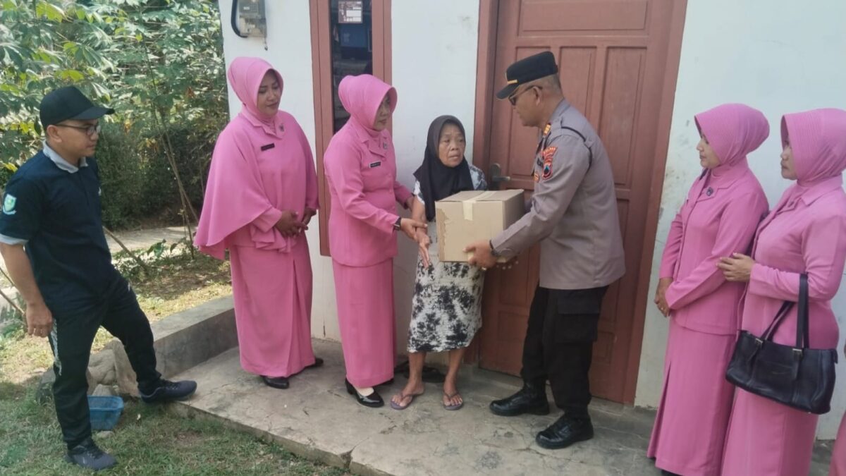 Foto: Polsek Karanganyar Polres Purbalingga bersama Bhayangkari menggelar kegiatan bakti sosial (Baksos) bagi warga kurang mampu, Minggu (11/8/2024).