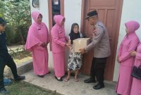 Foto: Polsek Karanganyar Polres Purbalingga bersama Bhayangkari menggelar kegiatan bakti sosial (Baksos) bagi warga kurang mampu, Minggu (11/8/2024).