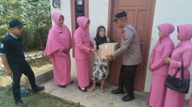 Foto: Polsek Karanganyar Polres Purbalingga bersama Bhayangkari menggelar kegiatan bakti sosial (Baksos) bagi warga kurang mampu, Minggu (11/8/2024).