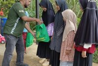 Ketua Panitia Persami, Mirza M. Mubin membagikan bantuan sembako kepada anak yatim di Desa Alue Dua, Kecamatan Nisam Kabupaten Aceh Utara, Minggu (11/8/2024) kemarin sore.