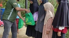 Ketua Panitia Persami, Mirza M. Mubin membagikan bantuan sembako kepada anak yatim di Desa Alue Dua, Kecamatan Nisam Kabupaten Aceh Utara, Minggu (11/8/2024) kemarin sore.