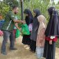 Ketua Panitia Persami, Mirza M. Mubin membagikan bantuan sembako kepada anak yatim di Desa Alue Dua, Kecamatan Nisam Kabupaten Aceh Utara, Minggu (11/8/2024) kemarin sore.