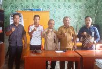 Foto : Ketua DPD Sumut KGS-AI (Kanan), Pj Kepala Desa Silimabanua (2 dari kanan), Korlip Sumut Krimsusnewspolri.com (tengah), DPW LSM KCBI (2 dari kiri), dan sekretaris desa silimabanua (paling kiri).