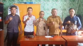 Foto : Ketua DPD Sumut KGS-AI (Kanan), Pj Kepala Desa Silimabanua (2 dari kanan), Korlip Sumut Krimsusnewspolri.com (tengah), DPW LSM KCBI (2 dari kiri), dan sekretaris desa silimabanua (paling kiri).