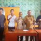 Foto : Ketua DPD Sumut KGS-AI (Kanan), Pj Kepala Desa Silimabanua (2 dari kanan), Korlip Sumut Krimsusnewspolri.com (tengah), DPW LSM KCBI (2 dari kiri), dan sekretaris desa silimabanua (paling kiri).