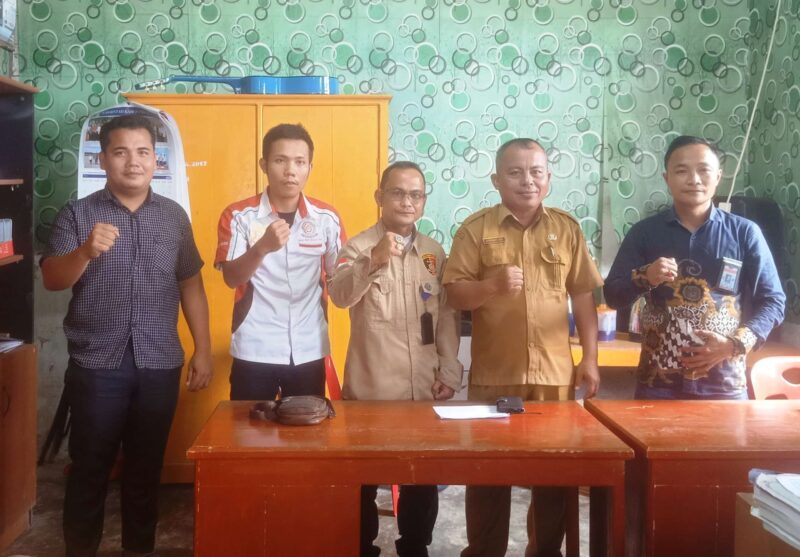 Foto : Ketua DPD Sumut KGS-AI (Kanan), Pj Kepala Desa Silimabanua (2 dari kanan), Korlip Sumut Krimsusnewspolri.com (tengah), DPW LSM KCBI (2 dari kiri), dan sekretaris desa silimabanua (paling kiri).