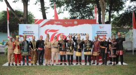 Suasana potoBoth bersama jajaran direksi PT PIM, Direktur Utama Budi Santoso Syarif (Tengah), Direktur Keuangan & Manajemen Resiko Eko Satyo Nugroho (Kanan), Direktur Operasi & Produksi Jaka Kirwanto (Kiri), Komut PIM Marzuki Daud (Paling kiri) dan sejumlah SVP tiap unit kerja, Sabtu, 17/08/2024 di halaman utama upacara PT PIM.