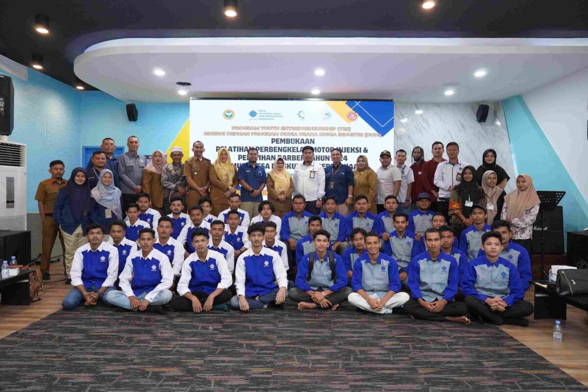 Sesi Poto bersama peserta saat pembukaan acara pelatihan perbengkelan motor injeksi dan barber shop di gedung Diklat PT PIM, Kreueng Geukuh, Dewantara, Aceh Utara, Selasa (20/08/2024)
