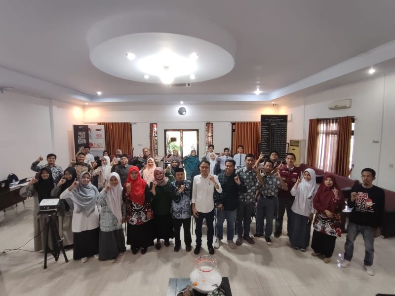 Foto Bersama Anggota KPU , Pendamping Guru dan  Utusan Siswa setiap Sekolah se Kab. Gowa serta Panitia Penyelenggara Kegiatan