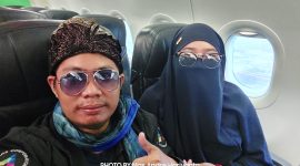 FOTO : Mas Andre Hariyanto & Aisyah Putri Widodo saat naik Pesawat di Bandara Bali - Surabaya (SUARA UTAMA)