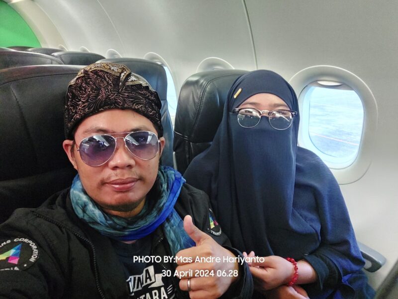 FOTO : Mas Andre Hariyanto & Aisyah Putri Widodo saat naik Pesawat di Bandara Bali - Surabaya (SUARA UTAMA)