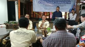 Pelatihan Menulis Berita dan Public Speaking: Kesempatan Emas Asah Keterampilan di Angkringan Warkop Prabu Moker Kepanjen Malang
