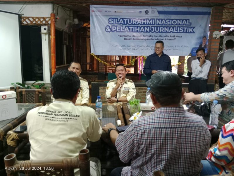 Pelatihan Menulis Berita dan Public Speaking: Kesempatan Emas Asah Keterampilan di Angkringan Warkop Prabu Moker Kepanjen Malang