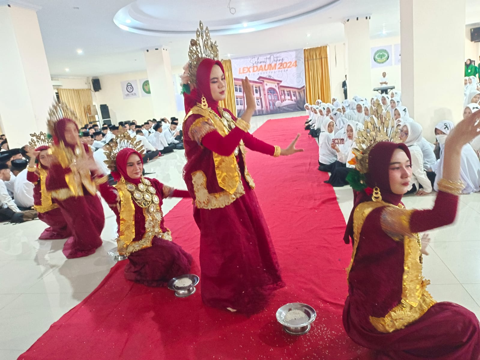 Foto : Kegiatan seni tari acara penutupan pengenalan budaya dan kampus PMH UIN Alauddin Makassar.Dok (Abdiwijaya-Suara Utama)