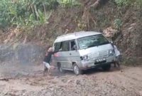 Jalan Penghubung Kecamatan Limau-Bulok Kabupaten Tanggamus Lampung, Rusak Parah