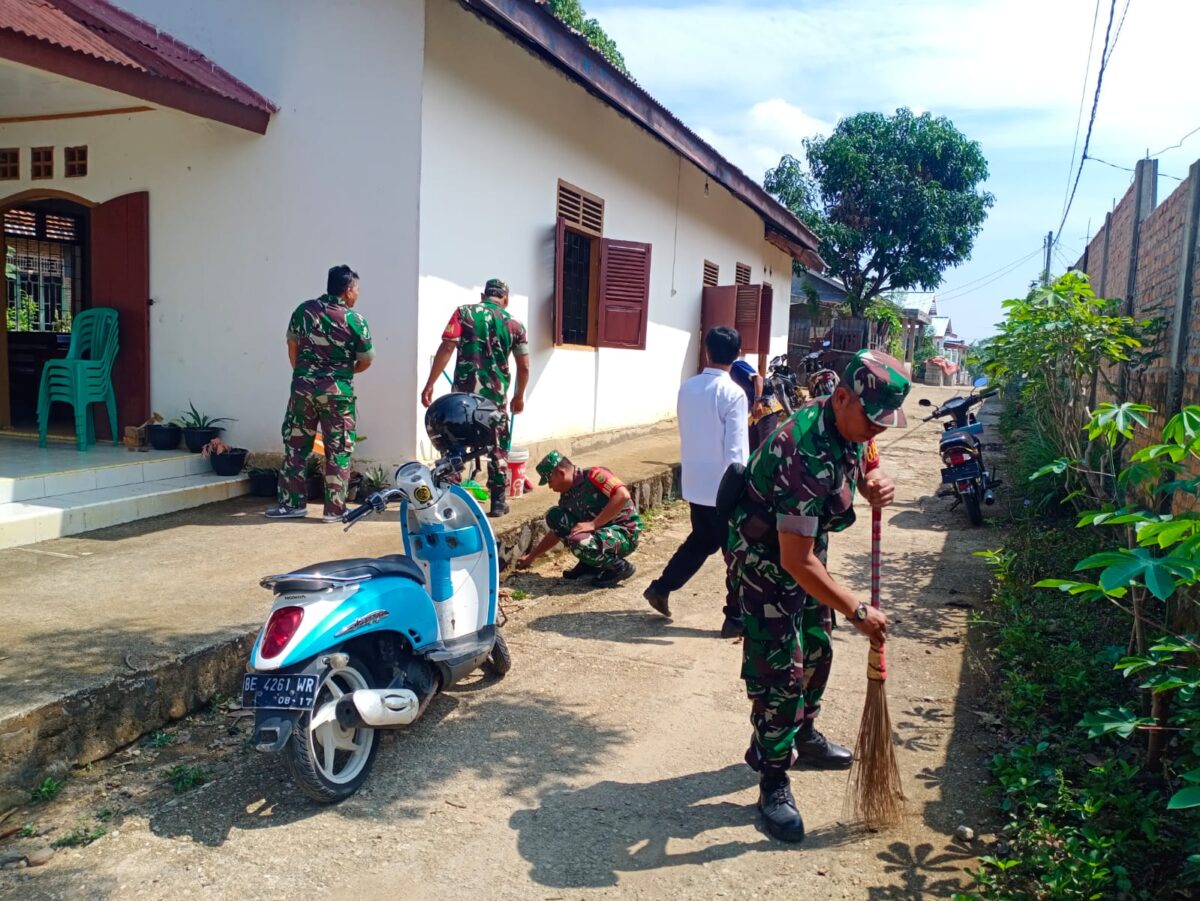 Foto Karya Bakti Danramil 412-03/Bk-Polsek Bukit Kemuning di Desa Sukamenanti 26/9/2024
