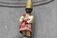 Patung Manneken Pis- Belgia, mengenakan pakaian adat Lampung dari Tulang Bawang. Foto: RILISID. (SUARA UTAMA ID)