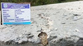 Foto: Pembangunan Jalan Rebat Beton yang terkesan Amburadul di Kelurahan Mampun Kecamatan Tabir Kabupaten Merangin