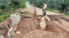 Bangunan Box Calvert di jalan poros Desa Rasau yang terkesan amburadul