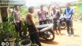 Foto Anggota Polsek Bukit Kemuning-warga tanjung baru Timur saat di lokasi penemuan sepeda motor tak bertuan