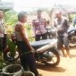 Foto Anggota Polsek Bukit Kemuning-warga tanjung baru Timur saat di lokasi penemuan sepeda motor tak bertuan