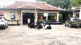 Foto santri dan santriwati ponpes depan halaman polsek kota bumi utara 28/9/2024 Kabupaten Lampung Utara